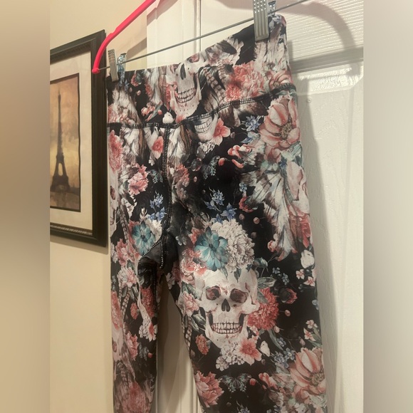 Evolution and Creation Floral Skull Design Capri Leggings - Picture 4 of 9